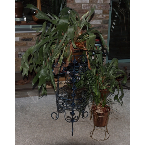 1285 - A metallic 2-tiered plant stand with copper and brass pot and plants and a small plant stand with pl... 