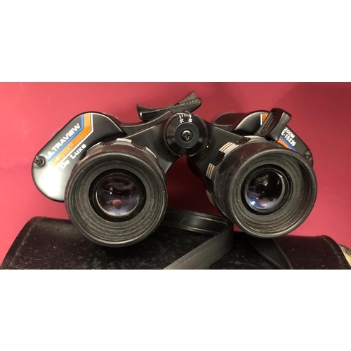 1241 - A Tripod Socket Japan J-B133 pair of binoculars n. 2680, with black case, a Coronet box camera, a Ke... 