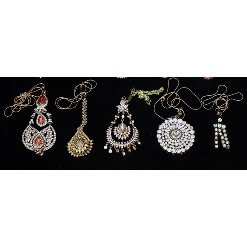 2231 - 10 various modern pendants with chains