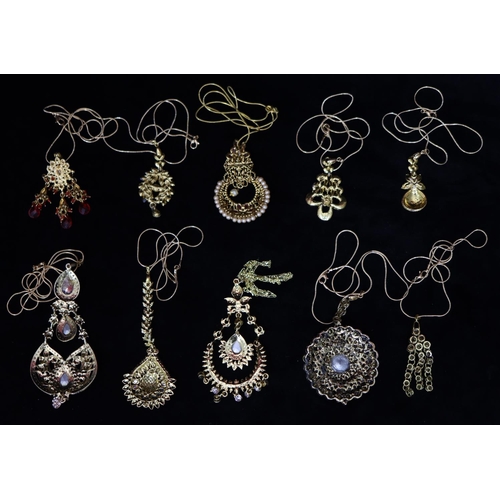 2231 - 10 various modern pendants with chains