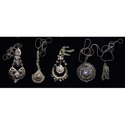 2231 - 10 various modern pendants with chains