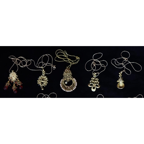 2231 - 10 various modern pendants with chains