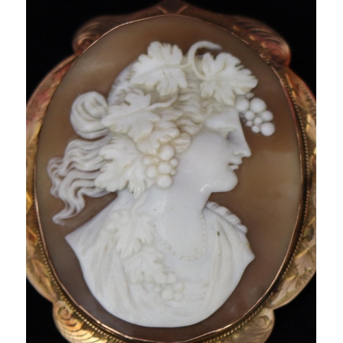 567 - A gold mounted oval cameo with should length portrait of a lady with grape and vine decoration, engr... 