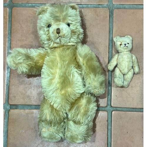 909 - 2 jointed teddy bears with glass eyes 38cm high & 15cm high (2)