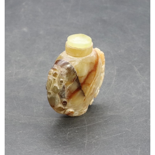 125 - An Oriental hardstone snuff bottle with stopper, 5.2cm high