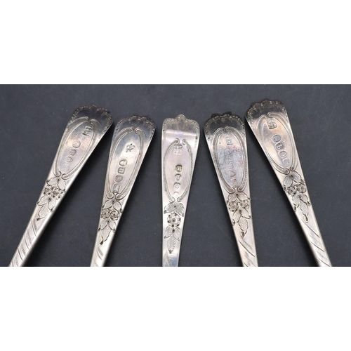 309 - A Harlequin set of 4 Georgian silver berry spoons with embossed fruit and leaf decoration, 3 x 1830,... 