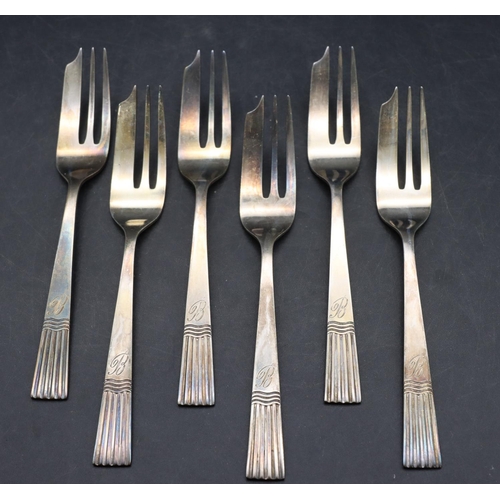 312 - A set of 6 Sheffield silver cake forks, 4.1oz, in later case