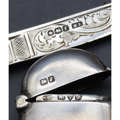 337 - A plain Chester silver vesta case with hinged lid and a Sheffield silver and Mother of Pearl fruit k... 