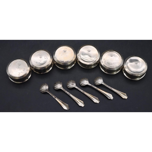 340 - A set of 6 Sterling silver small round salts with 5 matching spoons, 1.2oz (cased)