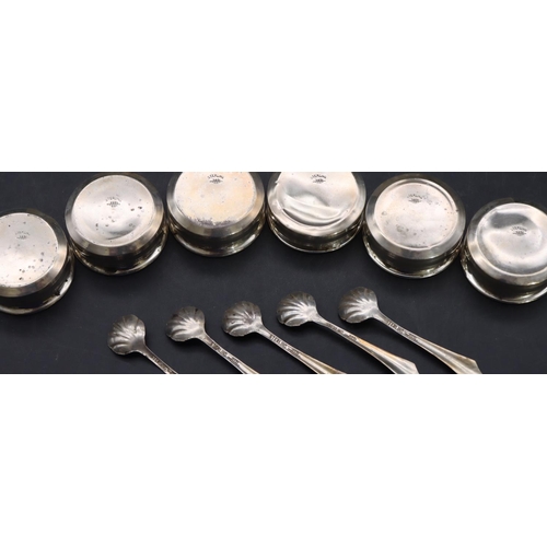 340 - A set of 6 Sterling silver small round salts with 5 matching spoons, 1.2oz (cased)