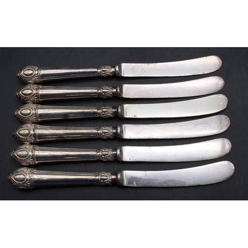 342 - A set of 6 Sheffield silver handled butter knives in fitted red leather case