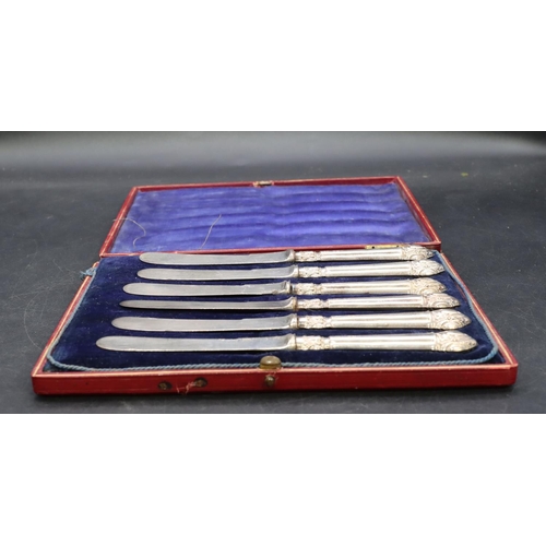 342 - A set of 6 Sheffield silver handled butter knives in fitted red leather case