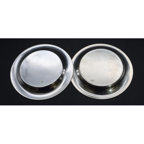 346 - 2 Continental silver small round dishes, 1 with engraved inscription, 10cm diameter, 3oz