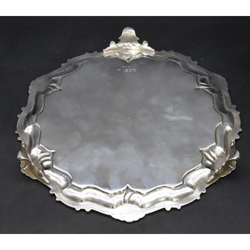 426 - A Victorian silver pie crust card tray on splayed feet, London 1894, 26cm diameter, 16.6oz.