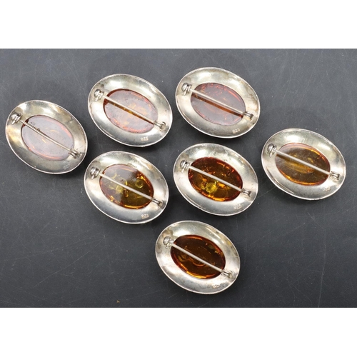 439 - 7 925 modern silver oval brooches with amber style centres