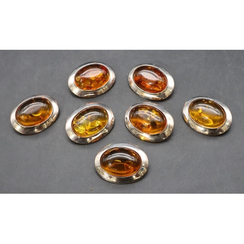 439 - 7 925 modern silver oval brooches with amber style centres