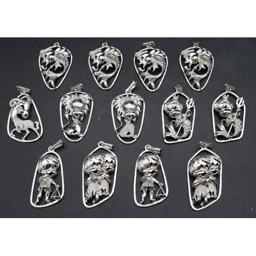 445 - 13 925 silver pendants with zodiac symbols, 5.5cm high, 89.8 grams