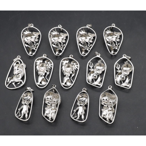 445 - 13 925 silver pendants with zodiac symbols, 5.5cm high, 89.8 grams