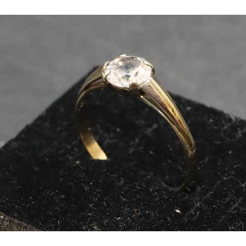 457 - A 333 gold solitaire ring set with clear stone, Size P/Q, 1.1 grams gross