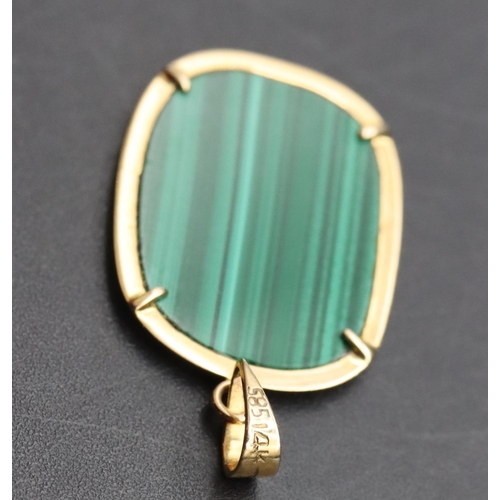 467 - A 14ct gold Malachite pendant, 2.3 grams gross