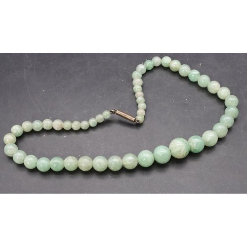 483 - A jade graduated bead necklace, 45.5cm long