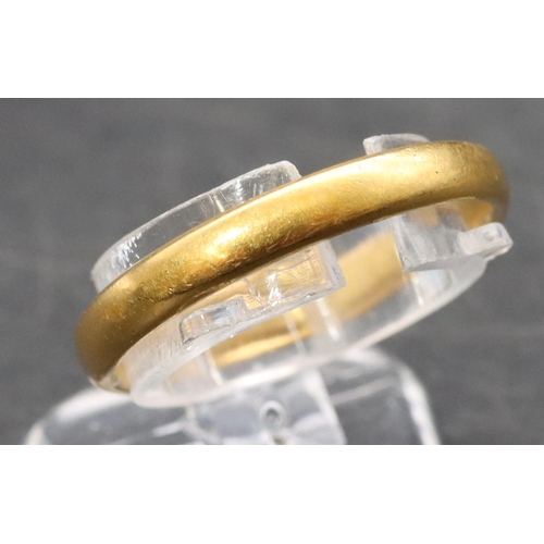 487 - A 22ct gold wedding ring, Size O/P, 3.7 grams