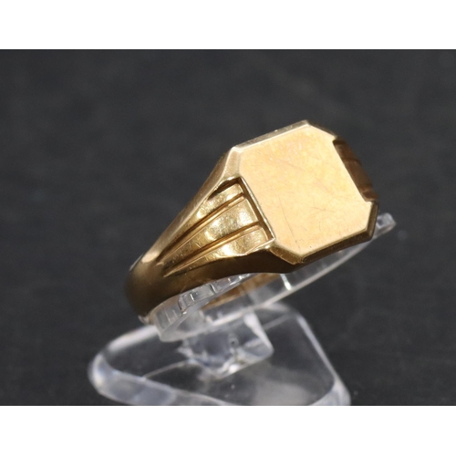 502 - A 9ct gold gentlemen's signet ring, Size T, 3.4 grams