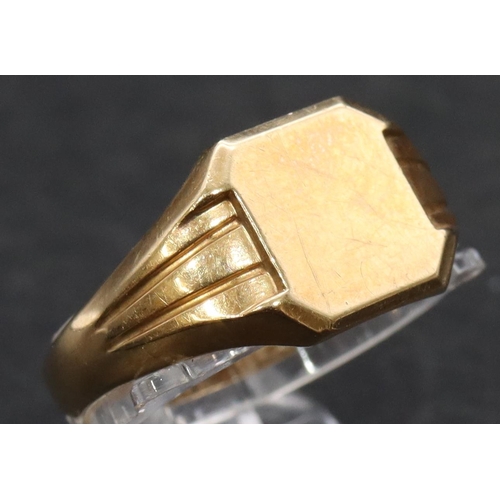 502 - A 9ct gold gentlemen's signet ring, Size T, 3.4 grams