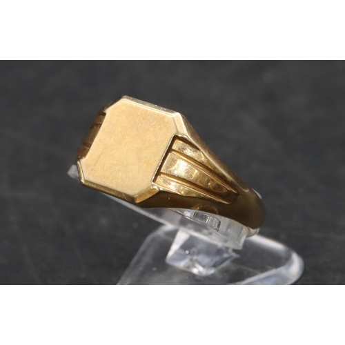 502 - A 9ct gold gentlemen's signet ring, Size T, 3.4 grams