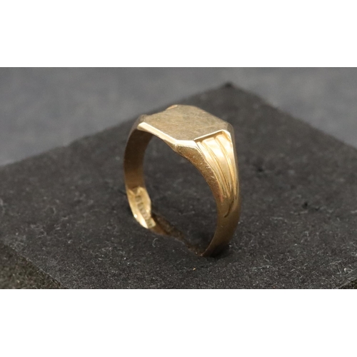 502 - A 9ct gold gentlemen's signet ring, Size T, 3.4 grams