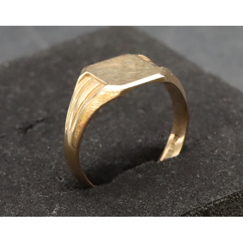 502 - A 9ct gold gentlemen's signet ring, Size T, 3.4 grams