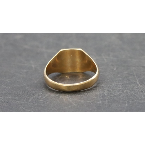 502 - A 9ct gold gentlemen's signet ring, Size T, 3.4 grams