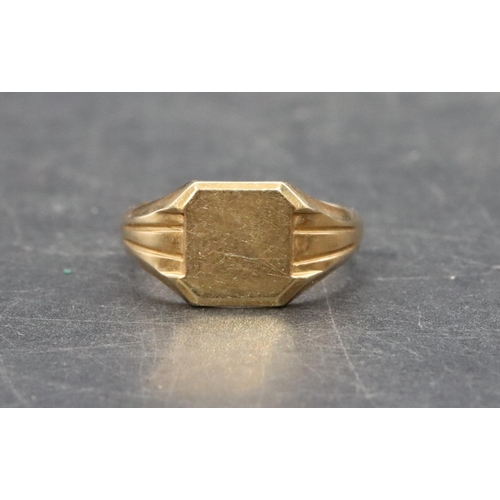 502 - A 9ct gold gentlemen's signet ring, Size T, 3.4 grams