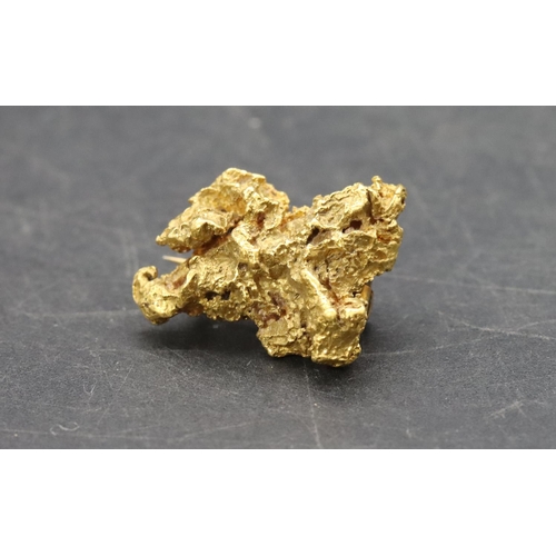 512 - A high carat gold nugget brooch, 2.2cm wide, 11.4 grams