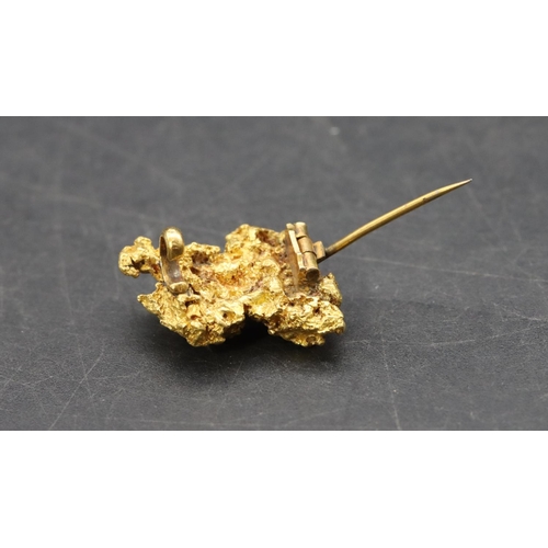 512 - A high carat gold nugget brooch, 2.2cm wide, 11.4 grams