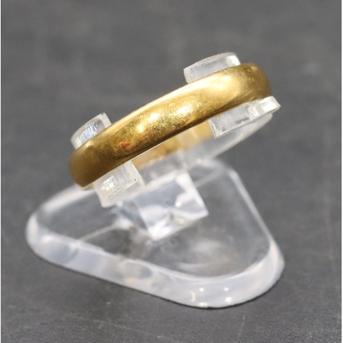 532 - A 22ct gold wedding ring, Size K, 2.2 grams