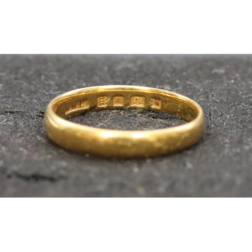 532 - A 22ct gold wedding ring, Size K, 2.2 grams