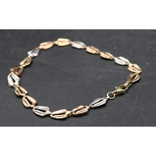 546 - A 9ct 3-coloured gold panelled bracelet, 3 grams