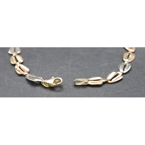 546 - A 9ct 3-coloured gold panelled bracelet, 3 grams