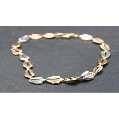 546 - A 9ct 3-coloured gold panelled bracelet, 3 grams