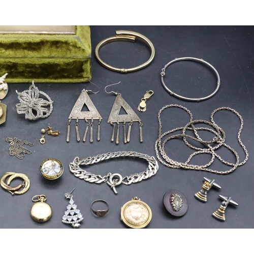 555 - A circular locket, a small quantity of various jewellery and a small quantity of various cap badges