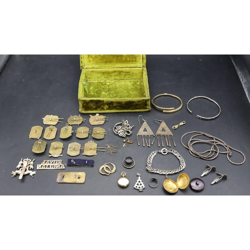 555 - A circular locket, a small quantity of various jewellery and a small quantity of various cap badges