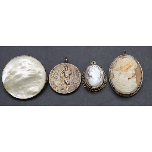 559 - An oval cameo brooch, a Mother of Pearl brooch and 2 pendants