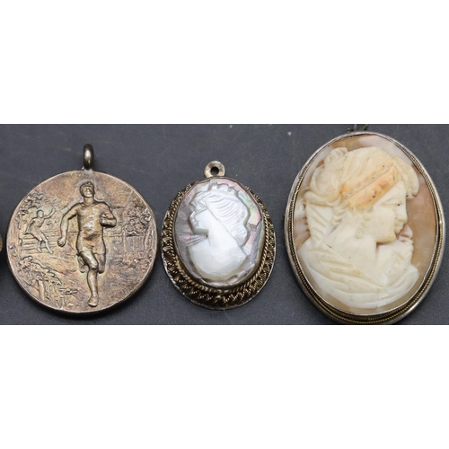 559 - An oval cameo brooch, a Mother of Pearl brooch and 2 pendants