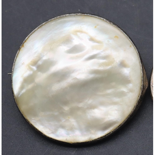 559 - An oval cameo brooch, a Mother of Pearl brooch and 2 pendants