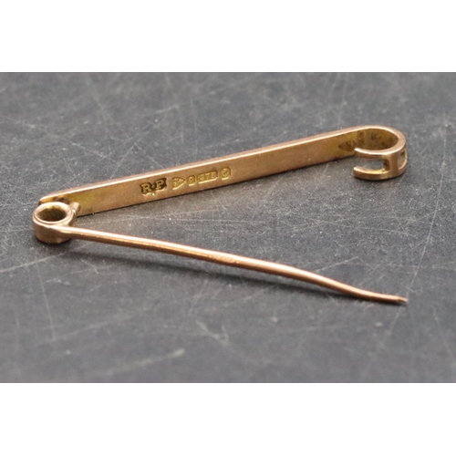 564 - A 9ct gold bar brooch, 1.6 grams