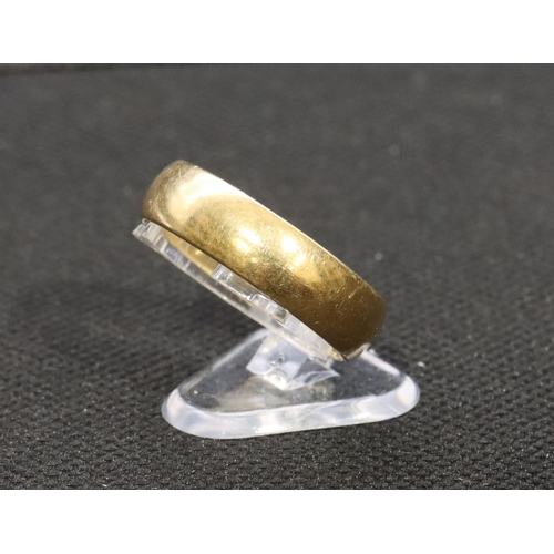 565 - An 18ct gold gentlemen's wedding ring, 9.6 grams