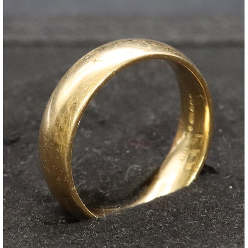 565 - An 18ct gold gentlemen's wedding ring, 9.6 grams