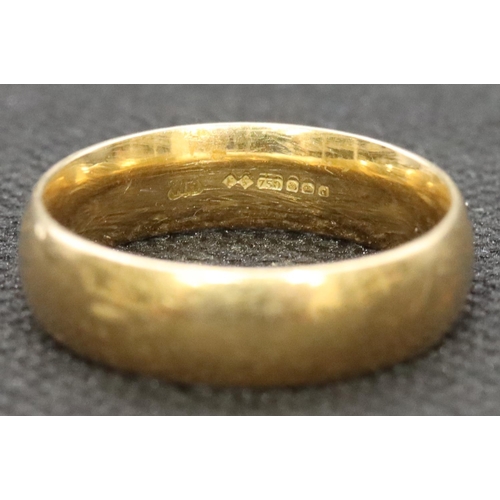 565 - An 18ct gold gentlemen's wedding ring, 9.6 grams