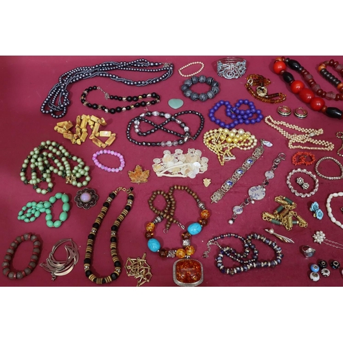 572 - A quantity of various costume and other jewellery